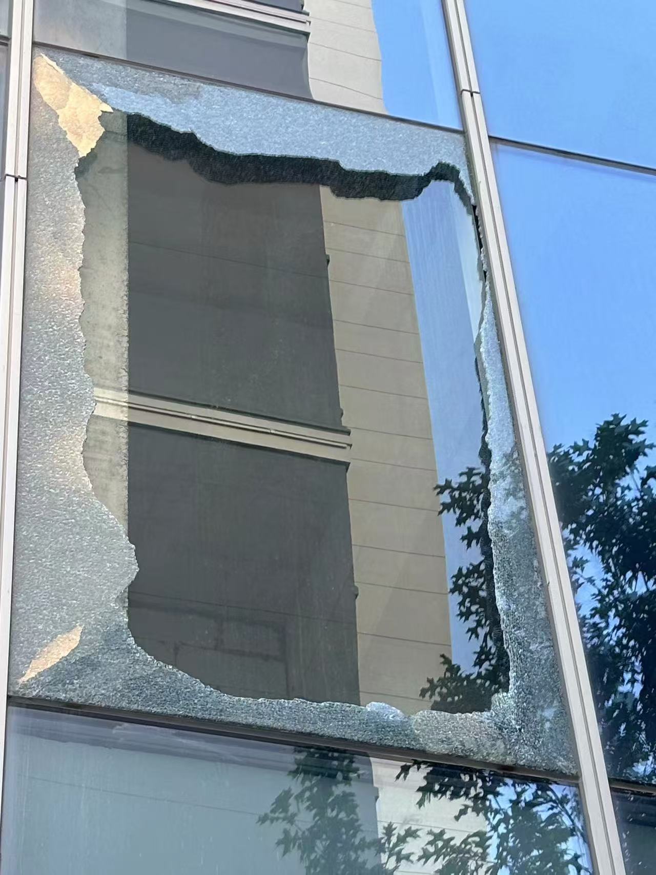 玻璃幕墙维修更换玻璃的施工方案