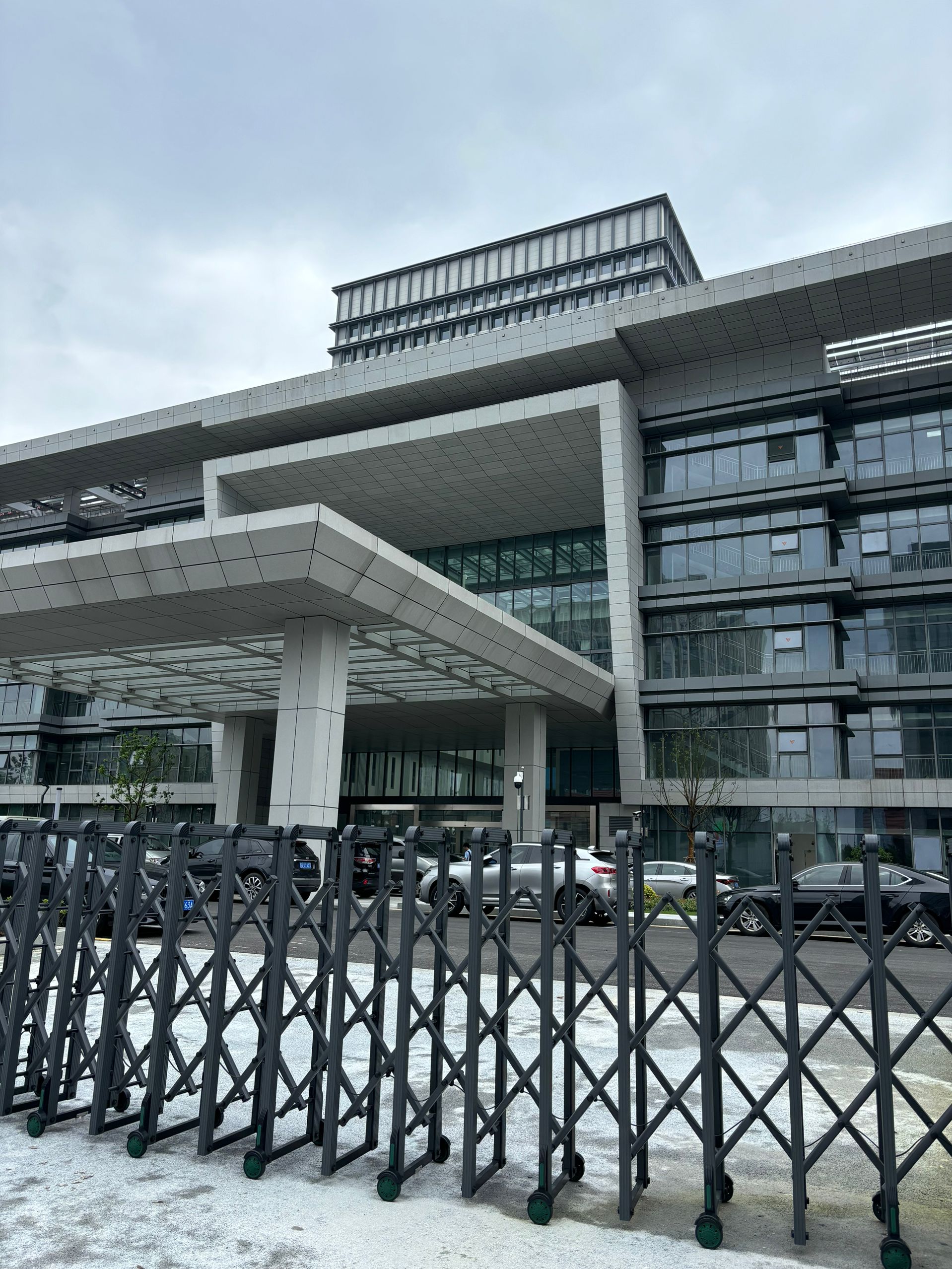 钢结构玻璃雨棚特点与应用